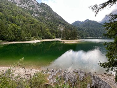 Alp Gölü üzerinde sonbahar başları Lago del Predil veya Lago di Raibl (Mağara del Predil Gölü) - Inizio autunno sul alpino Lago del Predil (Mağara del Predil, İtalya) veya Predilsko jezero