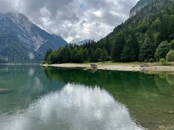 Alp Gölü üzerinde sonbahar başları Lago del Predil veya Lago di Raibl (Mağara del Predil Gölü) - Inizio autunno sul alpino Lago del Predil (Mağara del Predil, İtalya) veya Predilsko jezero