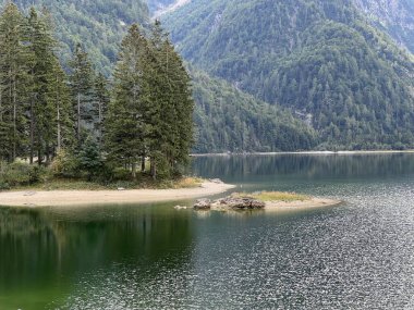 Alp Gölü üzerinde sonbahar başları Lago del Predil veya Lago di Raibl (Mağara del Predil Gölü) - Inizio autunno sul alpino Lago del Predil (Mağara del Predil, İtalya) veya Predilsko jezero