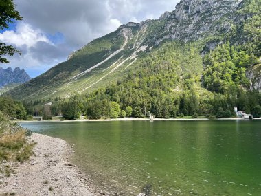 Alp Gölü üzerinde sonbahar başları Lago del Predil veya Lago di Raibl (Mağara del Predil Gölü) - Inizio autunno sul alpino Lago del Predil (Mağara del Predil, İtalya) veya Predilsko jezero
