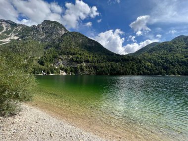 Alp Gölü üzerinde sonbahar başları Lago del Predil veya Lago di Raibl (Mağara del Predil Gölü) - Inizio autunno sul alpino Lago del Predil (Mağara del Predil, İtalya) veya Predilsko jezero