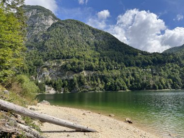 Alp Gölü üzerinde sonbahar başları Lago del Predil veya Lago di Raibl (Mağara del Predil Gölü) - Inizio autunno sul alpino Lago del Predil (Mağara del Predil, İtalya) veya Predilsko jezero