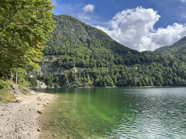 Alp Gölü üzerinde sonbahar başları Lago del Predil veya Lago di Raibl (Mağara del Predil Gölü) - Inizio autunno sul alpino Lago del Predil (Mağara del Predil, İtalya) veya Predilsko jezero