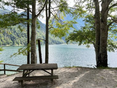  Raibl Gölü patikası ya da yürüyüş ve dinlenme yolları Lago del Predil Gölü boyunca - Sentiero del lago di Raibl (Cave del Predil, Italia) ali Sprehajalne poti ob Predilskem jezeru