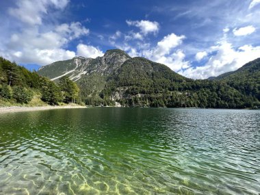 Alp Gölü üzerinde sonbahar başları Lago del Predil veya Lago di Raibl (Mağara del Predil Gölü) - Inizio autunno sul alpino Lago del Predil (Mağara del Predil, İtalya) veya Predilsko jezero