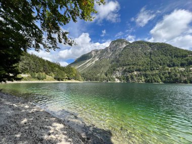 Alp Gölü üzerinde sonbahar başları Lago del Predil veya Lago di Raibl (Mağara del Predil Gölü) - Inizio autunno sul alpino Lago del Predil (Mağara del Predil, İtalya) veya Predilsko jezero