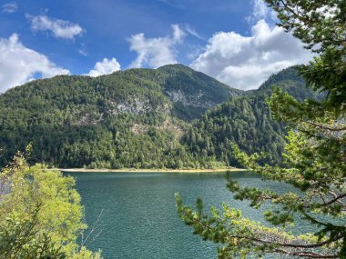 Alp Gölü üzerinde sonbahar başları Lago del Predil veya Lago di Raibl (Mağara del Predil Gölü) - Inizio autunno sul alpino Lago del Predil (Mağara del Predil, İtalya) veya Predilsko jezero