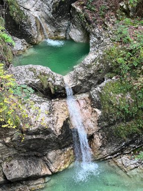 Fratarica kanyonu ve dere şelaleleri, Log pod Mangartom (Triglav Ulusal Parkı, Slovenya) - Fratarica-Schlucht und Bachwasserfaelle (Triglav-Nationalpark, Slowenien)
