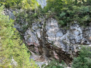 Fratarica deresi, Log pod Mangartom (Triglav Ulusal Parkı, Slovenya) - Tokat Parabola na potoku Fratarica (Triglavski narodni parkı, Slovenya) veya Parabolafall