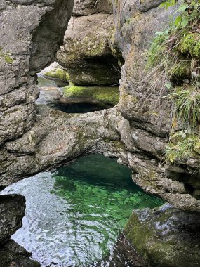 Virje şelalesinin üzerindeki Glijun nehri (Bovec, Slovenya) - Der Glijun-Bach oberhalb des Virje-Wasserfalls oder das Bett des Gljun-Bachs (Slowenien))