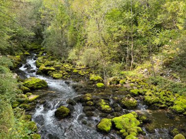 Kaynak Glijun veya Gljun (Bovec, Slovenya) - Die Quelle des Baches Glijun oder die Quelle Gljun (Bovec, Slowenien) - Izvir Glijuna veya Izvor Gljuna (Slovenija))