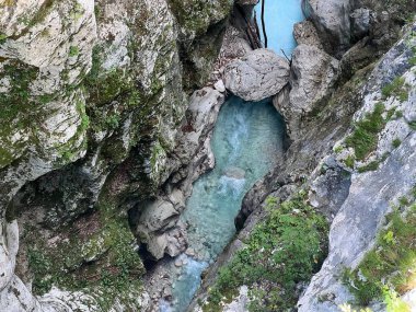 Koritnica vadisi, Bovec (Triglav Ulusal Parkı, Slovenya) - Koritnica-Schlucht und Naturdenkmal Troege Kluze / Troge Kluze (Triglav-Nationalpark) - Kluzka Korita, Slovenya 'da Naravni spomenik Soteska Koritnice