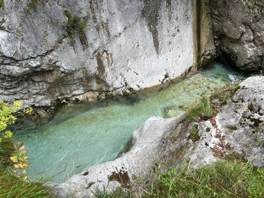 Koritnica vadisi, Bovec (Triglav Ulusal Parkı, Slovenya) - Koritnica-Schlucht und Naturdenkmal Troege Kluze / Troge Kluze (Triglav-Nationalpark) - Kluzka Korita, Slovenya 'da Naravni spomenik Soteska Koritnice