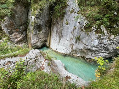 Koritnica vadisi, Bovec (Triglav Ulusal Parkı, Slovenya) - Koritnica-Schlucht und Naturdenkmal Troege Kluze / Troge Kluze (Triglav-Nationalpark) - Kluzka Korita, Slovenya 'da Naravni spomenik Soteska Koritnice