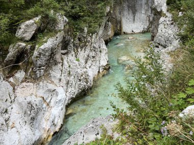Koritnica vadisi, Bovec (Triglav Ulusal Parkı, Slovenya) - Koritnica-Schlucht und Naturdenkmal Troege Kluze / Troge Kluze (Triglav-Nationalpark) - Kluzka Korita, Slovenya 'da Naravni spomenik Soteska Koritnice