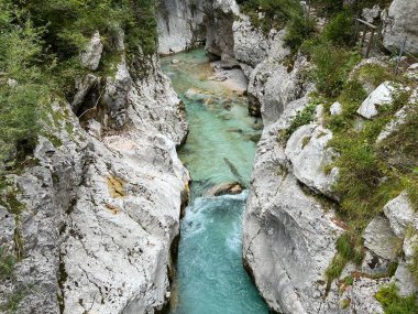 Koritnica vadisi, Bovec (Triglav Ulusal Parkı, Slovenya) - Koritnica-Schlucht und Naturdenkmal Troege Kluze / Troge Kluze (Triglav-Nationalpark) - Kluzka Korita, Slovenya 'da Naravni spomenik Soteska Koritnice