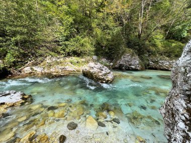 Koritnica vadisi, Bovec (Triglav Ulusal Parkı, Slovenya) - Koritnica-Schlucht und Naturdenkmal Troege Kluze / Troge Kluze (Triglav-Nationalpark) - Kluzka Korita, Slovenya 'da Naravni spomenik Soteska Koritnice