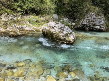 Koritnica vadisi, Bovec (Triglav Ulusal Parkı, Slovenya) - Koritnica-Schlucht und Naturdenkmal Troege Kluze / Troge Kluze (Triglav-Nationalpark) - Kluzka Korita, Slovenya 'da Naravni spomenik Soteska Koritnice