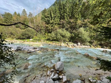 Koritnica vadisi, Bovec (Triglav Ulusal Parkı, Slovenya) - Koritnica-Schlucht und Naturdenkmal Troege Kluze / Troge Kluze (Triglav-Nationalpark) - Kluzka Korita, Slovenya 'da Naravni spomenik Soteska Koritnice