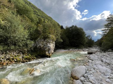 Koritnica vadisi, Bovec (Triglav Ulusal Parkı, Slovenya) - Koritnica-Schlucht und Naturdenkmal Troege Kluze / Troge Kluze (Triglav-Nationalpark) - Kluzka Korita, Slovenya 'da Naravni spomenik Soteska Koritnice