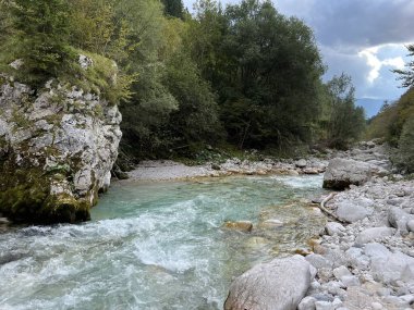 Koritnica vadisi, Bovec (Triglav Ulusal Parkı, Slovenya) - Koritnica-Schlucht und Naturdenkmal Troege Kluze / Troge Kluze (Triglav-Nationalpark) - Kluzka Korita, Slovenya 'da Naravni spomenik Soteska Koritnice