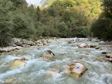 Koritnica vadisi, Bovec (Triglav Ulusal Parkı, Slovenya) - Koritnica-Schlucht und Naturdenkmal Troege Kluze / Troge Kluze (Triglav-Nationalpark) - Kluzka Korita, Slovenya 'da Naravni spomenik Soteska Koritnice
