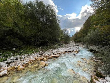 Koritnica vadisi, Bovec (Triglav Ulusal Parkı, Slovenya) - Koritnica-Schlucht und Naturdenkmal Troege Kluze / Troge Kluze (Triglav-Nationalpark) - Kluzka Korita, Slovenya 'da Naravni spomenik Soteska Koritnice