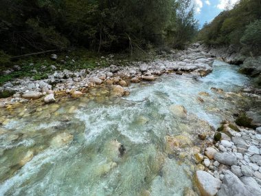 Koritnica vadisi, Bovec (Triglav Ulusal Parkı, Slovenya) - Koritnica-Schlucht und Naturdenkmal Troege Kluze / Troge Kluze (Triglav-Nationalpark) - Kluzka Korita, Slovenya 'da Naravni spomenik Soteska Koritnice