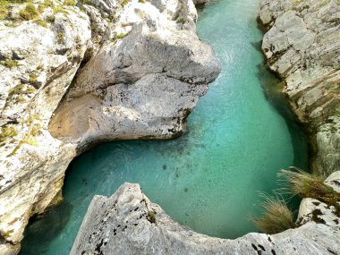 Koritnica vadisi, Bovec (Triglav Ulusal Parkı, Slovenya) - Koritnica-Schlucht und Naturdenkmal Troege Kluze / Troge Kluze (Triglav-Nationalpark) - Kluzka Korita, Slovenya 'da Naravni spomenik Soteska Koritnice