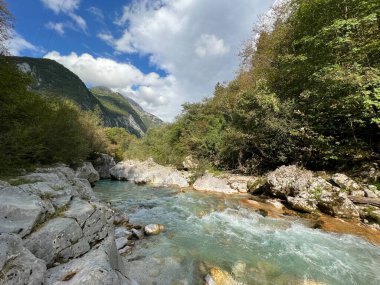 Koritnica vadisi, Bovec (Triglav Ulusal Parkı, Slovenya) - Koritnica-Schlucht und Naturdenkmal Troege Kluze / Troge Kluze (Triglav-Nationalpark) - Kluzka Korita, Slovenya 'da Naravni spomenik Soteska Koritnice