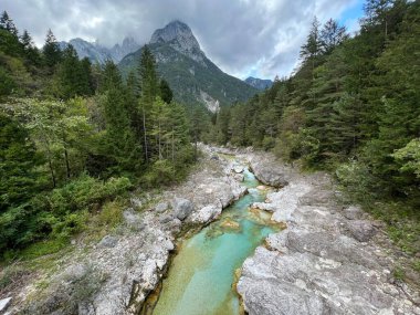 Koritnica vadisi, Bovec (Triglav Ulusal Parkı, Slovenya) - Koritnica-Schlucht und Naturdenkmal Troege Kluze / Troge Kluze (Triglav-Nationalpark) - Kluzka Korita, Slovenya 'da Naravni spomenik Soteska Koritnice