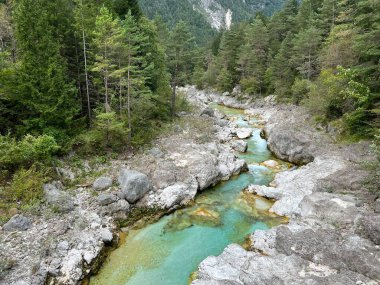 Koritnica vadisi, Bovec (Triglav Ulusal Parkı, Slovenya) - Koritnica-Schlucht und Naturdenkmal Troege Kluze / Troge Kluze (Triglav-Nationalpark) - Kluzka Korita, Slovenya 'da Naravni spomenik Soteska Koritnice