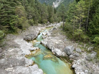 Koritnica vadisi, Bovec (Triglav Ulusal Parkı, Slovenya) - Koritnica-Schlucht und Naturdenkmal Troege Kluze / Troge Kluze (Triglav-Nationalpark) - Kluzka Korita, Slovenya 'da Naravni spomenik Soteska Koritnice