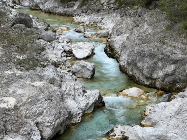 Koritnica vadisi, Bovec (Triglav Ulusal Parkı, Slovenya) - Koritnica-Schlucht und Naturdenkmal Troege Kluze / Troge Kluze (Triglav-Nationalpark) - Kluzka Korita, Slovenya 'da Naravni spomenik Soteska Koritnice