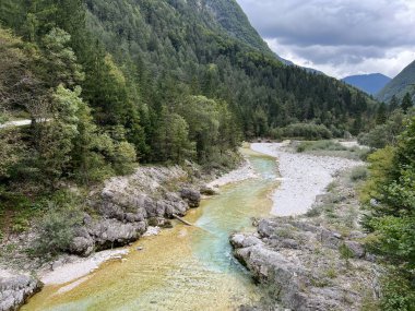 Koritnica vadisi, Bovec (Triglav Ulusal Parkı, Slovenya) - Koritnica-Schlucht und Naturdenkmal Troege Kluze / Troge Kluze (Triglav-Nationalpark) - Kluzka Korita, Slovenya 'da Naravni spomenik Soteska Koritnice
