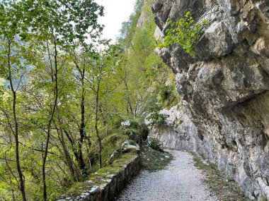 Koritnica Nehri kanyonunda yürüyüş izleri ve işaretler, Bovec (Triglav Ulusal Parkı, Slovenya) - Wanderwege und Markierungen in der Schlucht des Flusses Koritnica (Triglav-Nationalpark, Slowenie)
