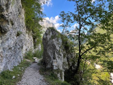 Koritnica Nehri kanyonunda yürüyüş izleri ve işaretler, Bovec (Triglav Ulusal Parkı, Slovenya) - Wanderwege und Markierungen in der Schlucht des Flusses Koritnica (Triglav-Nationalpark, Slowenie)