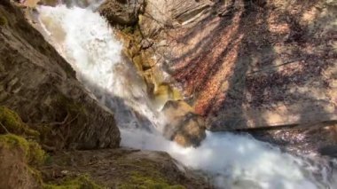 Dundelbachfalls şelalesi ya da şelale Dundelbachfall (Dundelbach alp akıntısında şelale), Lungern, İsviçre - Dundelbachfaelle Wasserfaelle oder Wasserfall Dundelbachfalle (Schweiz)