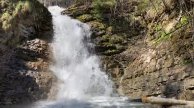Dundelbachfalls şelalesi ya da şelale Dundelbachfall (Dundelbach alp akıntısında şelale), Lungern, İsviçre - Dundelbachfaelle Wasserfaelle oder Wasserfall Dundelbachfalle (Schweiz)
