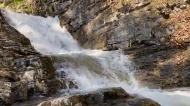 Dundelbachfalls şelalesi ya da şelale Dundelbachfall (Dundelbach alp akıntısında şelale), Lungern, İsviçre - Dundelbachfaelle Wasserfaelle oder Wasserfall Dundelbachfalle (Schweiz)