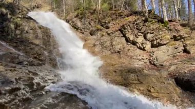 Dundelbachfalls şelalesi ya da şelale Dundelbachfall (Dundelbach alp akıntısında şelale), Lungern, İsviçre - Dundelbachfaelle Wasserfaelle oder Wasserfall Dundelbachfalle (Schweiz)