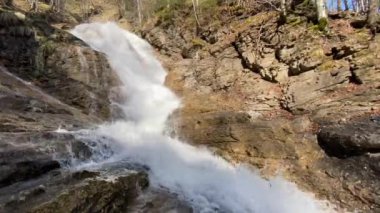 Dundelbachfalls şelalesi ya da şelale Dundelbachfall (Dundelbach alp akıntısında şelale), Lungern, İsviçre - Dundelbachfaelle Wasserfaelle oder Wasserfall Dundelbachfalle (Schweiz)