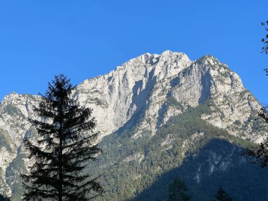 Mangart 'ın Julian Alpleri, Strmec na Predelu (Triglav Ulusal Parkı, Slovenya) çevresindeki Rocky dağları - Felsige Berge rund um den Mangart-Gipfel in den Julischen Alpen (Triglav-Nationalpark, Slowenien)