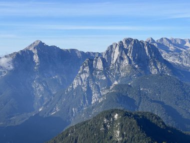 Mangart 'ın Julian Alpleri, Strmec na Predelu (Triglav Ulusal Parkı, Slovenya) çevresindeki Rocky dağları - Felsige Berge rund um den Mangart-Gipfel in den Julischen Alpen (Triglav-Nationalpark, Slowenien)