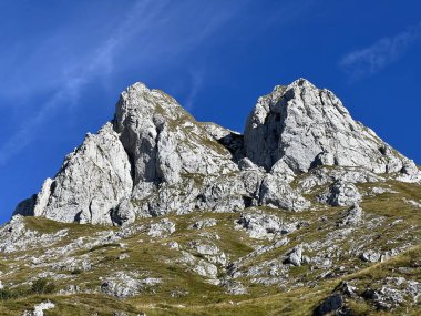 Mangart 'ın Julian Alpleri, Strmec na Predelu (Triglav Ulusal Parkı, Slovenya) çevresindeki Rocky dağları - Felsige Berge rund um den Mangart-Gipfel in den Julischen Alpen (Triglav-Nationalpark, Slowenien)