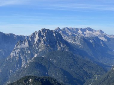 Mangart 'ın Julian Alpleri, Strmec na Predelu (Triglav Ulusal Parkı, Slovenya) çevresindeki Rocky dağları - Felsige Berge rund um den Mangart-Gipfel in den Julischen Alpen (Triglav-Nationalpark, Slowenien)