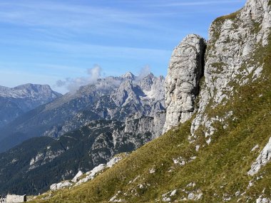 Mangart 'ın Julian Alpleri, Strmec na Predelu (Triglav Ulusal Parkı, Slovenya) çevresindeki Rocky dağları - Felsige Berge rund um den Mangart-Gipfel in den Julischen Alpen (Triglav-Nationalpark, Slowenien)