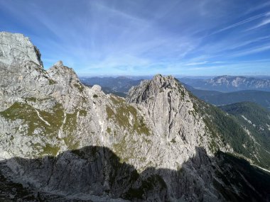 Mangart 'ın Julian Alpleri, Strmec na Predelu (Triglav Ulusal Parkı, Slovenya) çevresindeki Rocky dağları - Felsige Berge rund um den Mangart-Gipfel in den Julischen Alpen (Triglav-Nationalpark, Slowenien)