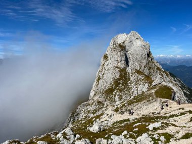 Mangart 'ın Julian Alpleri, Strmec na Predelu (Triglav Ulusal Parkı, Slovenya) çevresindeki Rocky dağları - Felsige Berge rund um den Mangart-Gipfel in den Julischen Alpen (Triglav-Nationalpark, Slowenien)