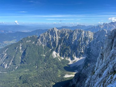 Mangart 'ın Julian Alpleri, Strmec na Predelu (Triglav Ulusal Parkı, Slovenya) çevresindeki Rocky dağları - Felsige Berge rund um den Mangart-Gipfel in den Julischen Alpen (Triglav-Nationalpark, Slowenien)